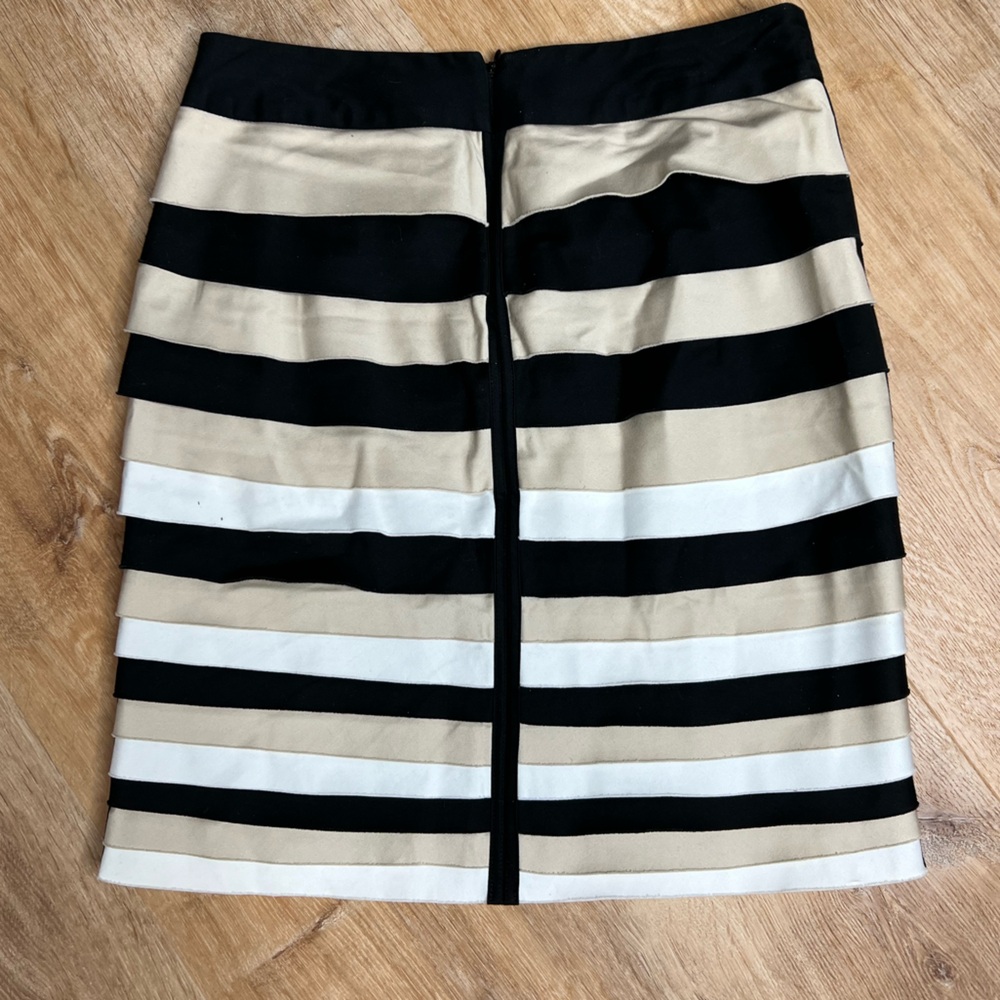White House Black Market skirt. Tiered black, white, tan. Size 4. Zip back. - Picture 2 of 7